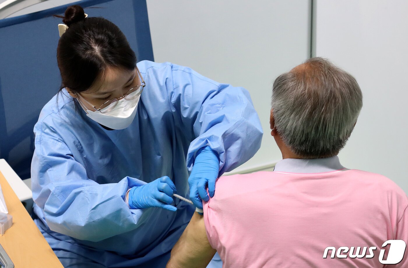본문 이미지 - 20일 오후 대전 중구 한밭체육관에 마련된 중구예방접종센터에서 75세 이상 어르신들이 백신을 접종받고 있다. 2021.4.20/뉴스1 ⓒ News1 김기태 기자