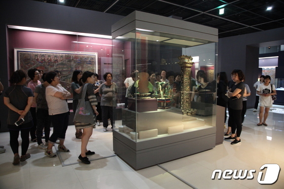 기획전 관람중인 참여자들(국립해양박물관제공)© 뉴스1