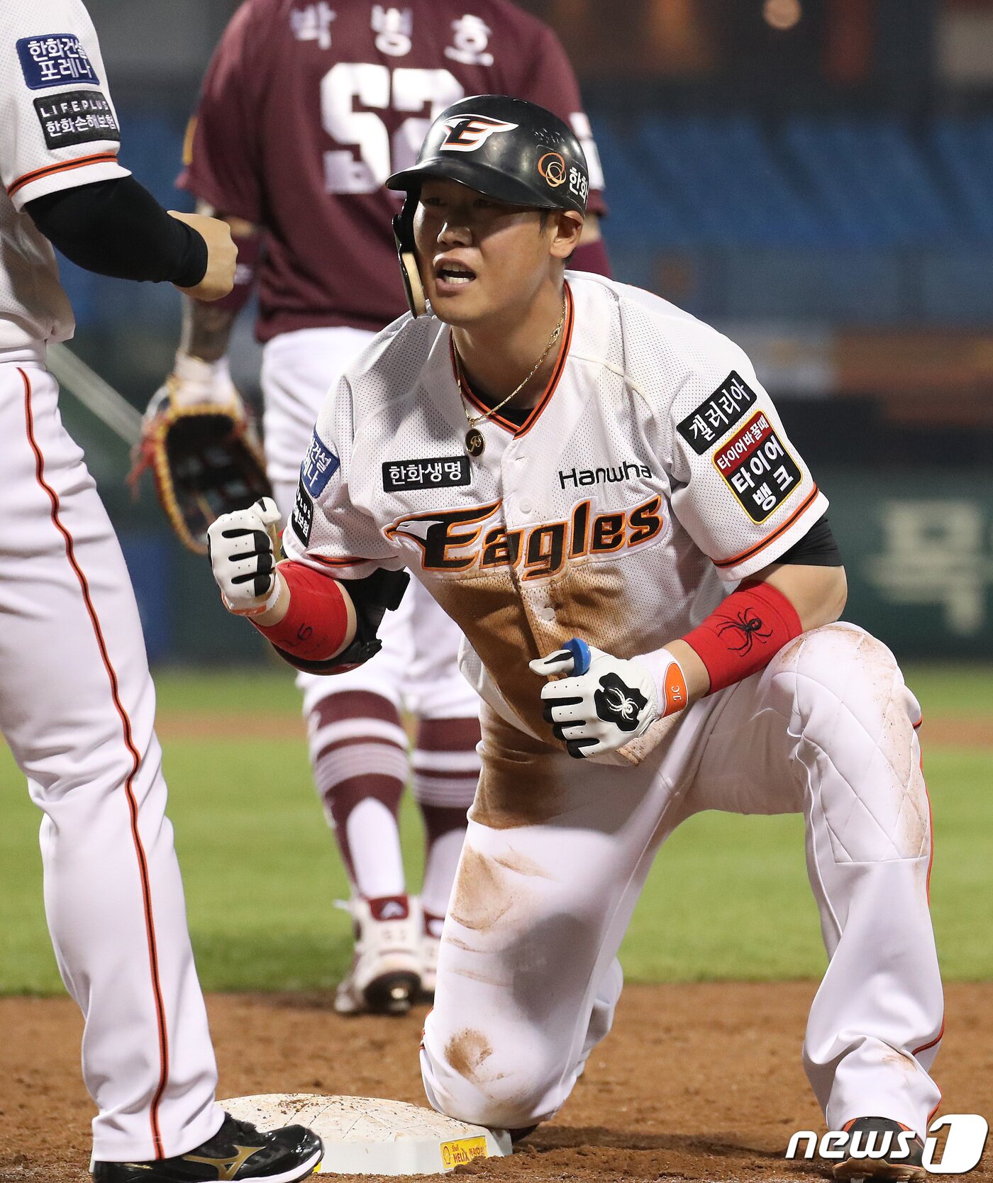 본문 이미지 - 20일 오후 대전 중구 한화생명 이글스파크에서 열린 '2021 신한은행 SOL KBO리그' 키움 히어로즈와 한화 이글스의 경기에서 3회말 무사 만루 상황 한화 하주석이 2타점 적시타를 치고 환호하고 있다. 2021.4/20/뉴스1 ⓒ News1 김기태 기자