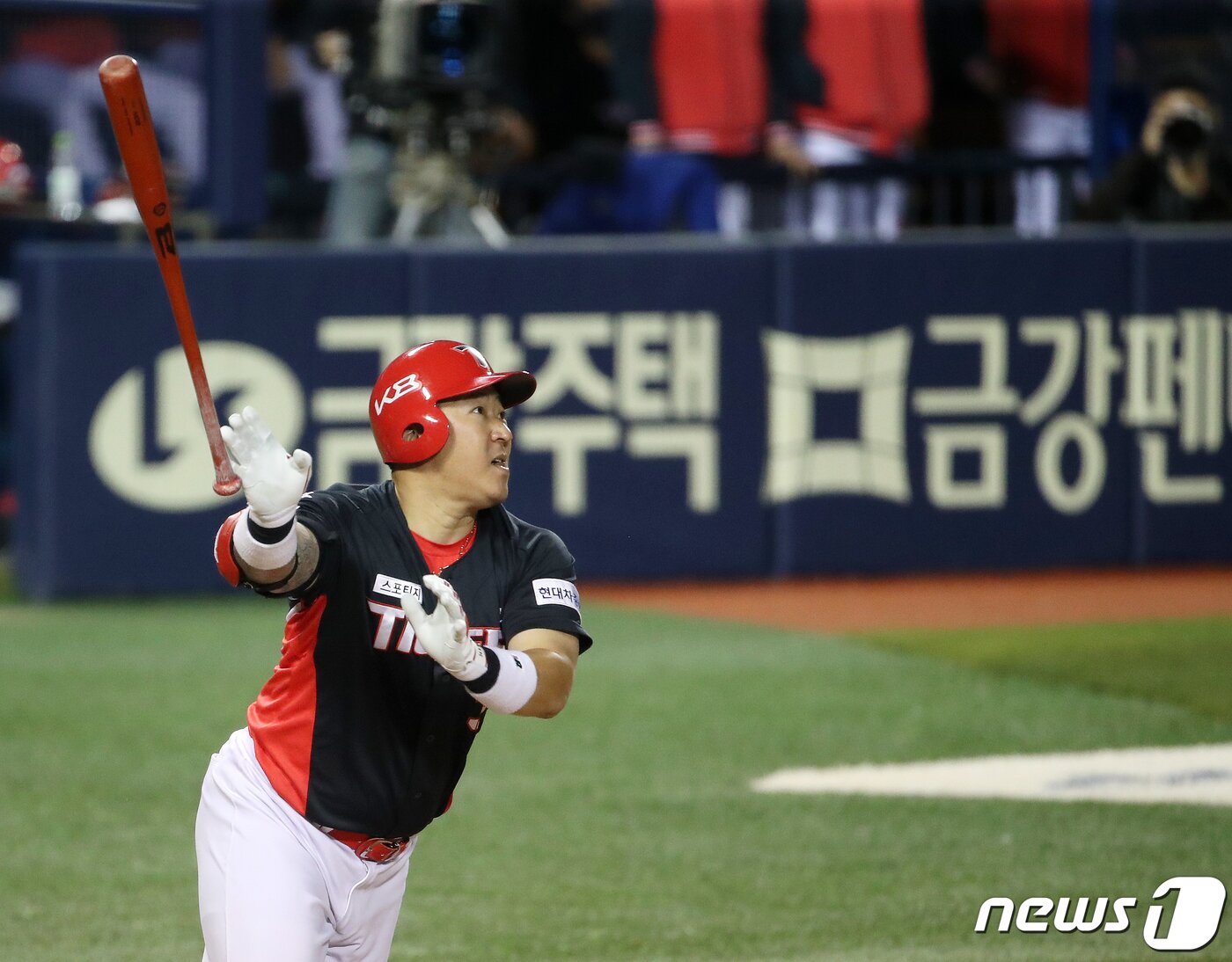 본문 이미지 - 20일 서울 잠실야구장에서 열린 ‘2021 신한은행 SOL KBO리그’ LG트윈스와 KIA타이거즈의 경기에서 KIA 최형우가 5회초 2사 1루에서 투런홈런을 치고 있다. 2021.4.20/뉴스1 ⓒ News1 김진환 기자