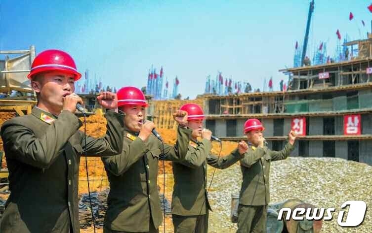 본문 이미지 - (평양 노동신문=뉴스1) = 북한 평양 1만세대 살림집(주택) 건설장의 선전선동. [국내에서만 사용가능. 재배포 금지. DB 금지. For Use Only in the Republic of Korea. Redistribution Prohibited] rodongphoto@news1.kr
