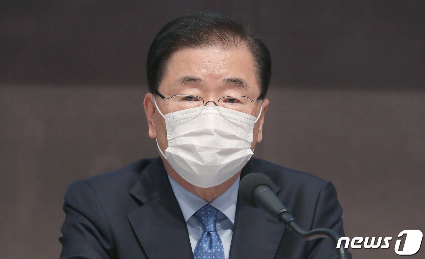 본문 이미지 - 정의용 외교부 장관이 21일 오전 서울 중구 태평로 한국프레스센터에서 열린 관훈클럽 초청 관훈토론회에서 기조발언을 하고 있다. 2021.4.21/뉴스1 ⓒ News1 박정호 기자
