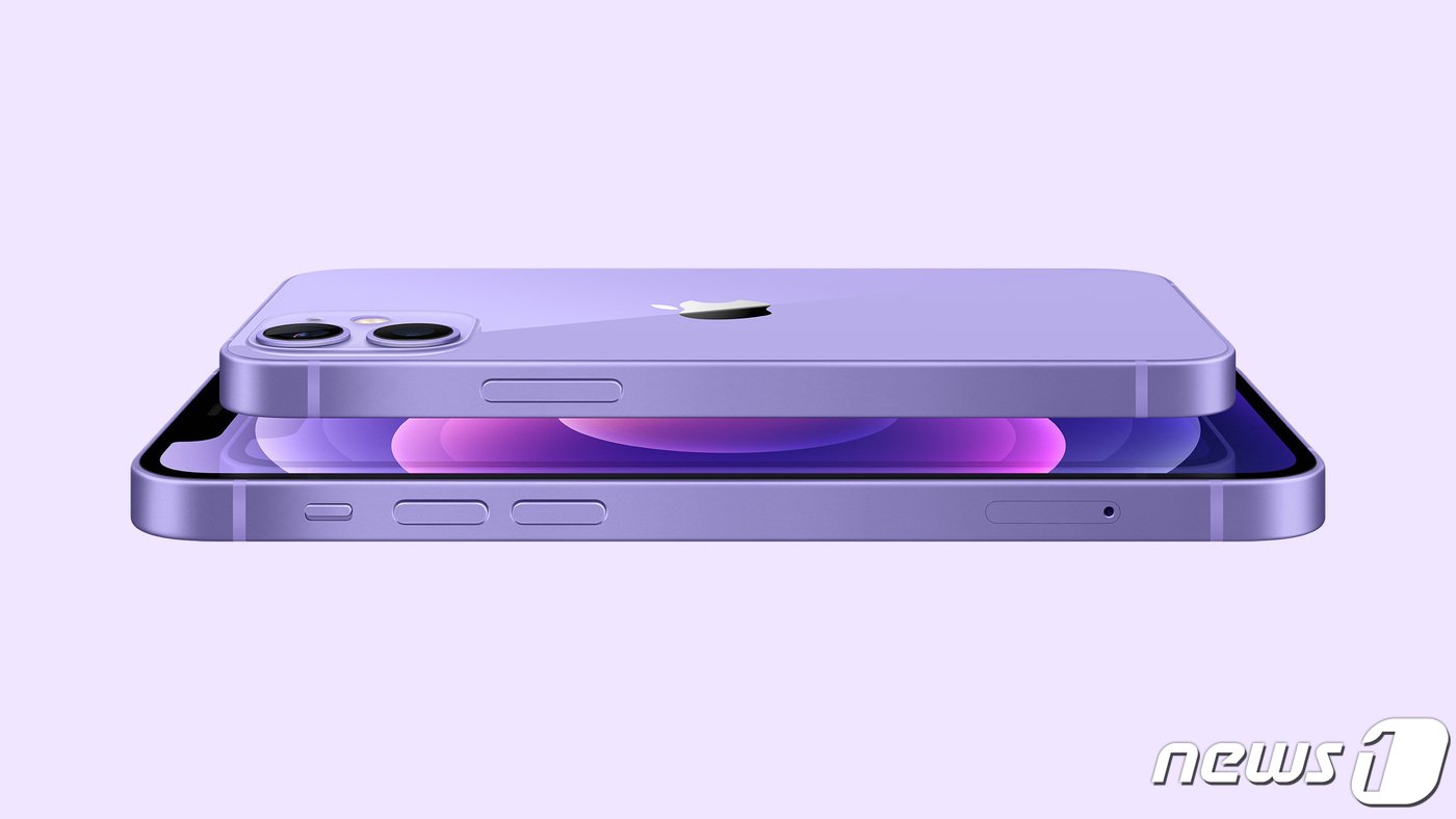 애플이 20일&#40;현지시간&#41; 신제품 공개 행사에서 신형 아이맥과 신형 아이패드 프로, 에어태그, 퍼플 색상의 아이폰12를 공개했다. 사진은 퍼플 색상의 아이폰12 미니와 아이폰12 ⓒ 뉴스1
