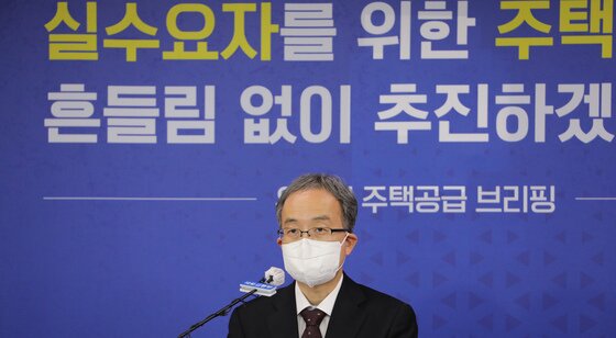 본문 이미지 - 김수상 국토교통부 주택토지실장이 정부세종청사 국토부 기자실에서 위클리 주택공급 브리핑을 하고 있다. /뉴스1 ⓒ News1 장수영 기자