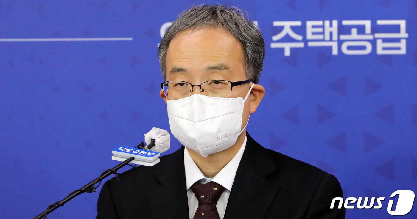 (세종=뉴스1) 장수영 기자 = 김수상 국토교통부 주택토지실장이 21일 정부세종청사 국토부 기자실에서 위클리 주택공급 브리핑을 하고 있다. 2021.4.21/뉴스1