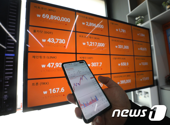 서울 강남구 빗썸 강남고객센터에서 한 시민이 스마트폰으로 가상화폐 시세를 확인하고 있다.  © News1 신웅수 기자
