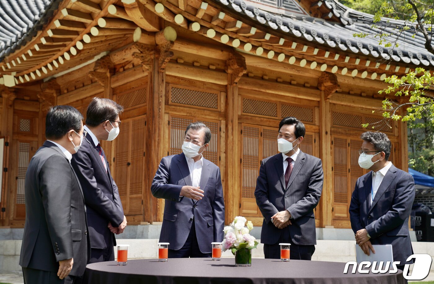 본문 이미지 - 문재인 대통령이 21일 청와대 상춘재에서 열린 4·7 시도지사 보궐선거 당선인 초청 오찬에 앞서 오세훈 서울시장, 박형준 부산시장과 환담하고 있다. 왼쪽부터 유영민 대통령 비서실장, 박 시장, 문 대통령, 오 시장, 이철희 정무수석. 2021.4.21/뉴스1 ⓒ News1 유승관 기자