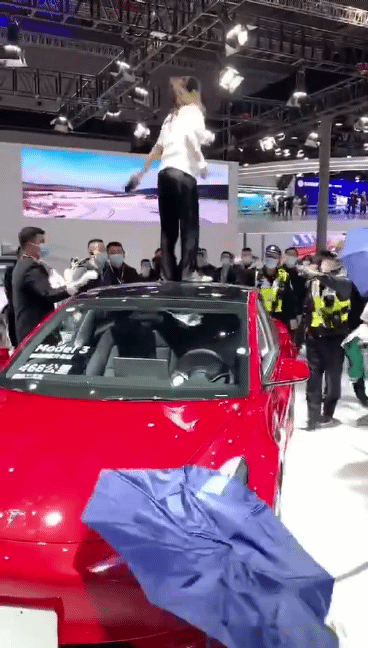 본문 이미지 - 테슬라 차주가 상하이 모터쇼 전시장에서 항의 시위를 하고 있다. (사진출처=웨이보) ⓒ 뉴스1