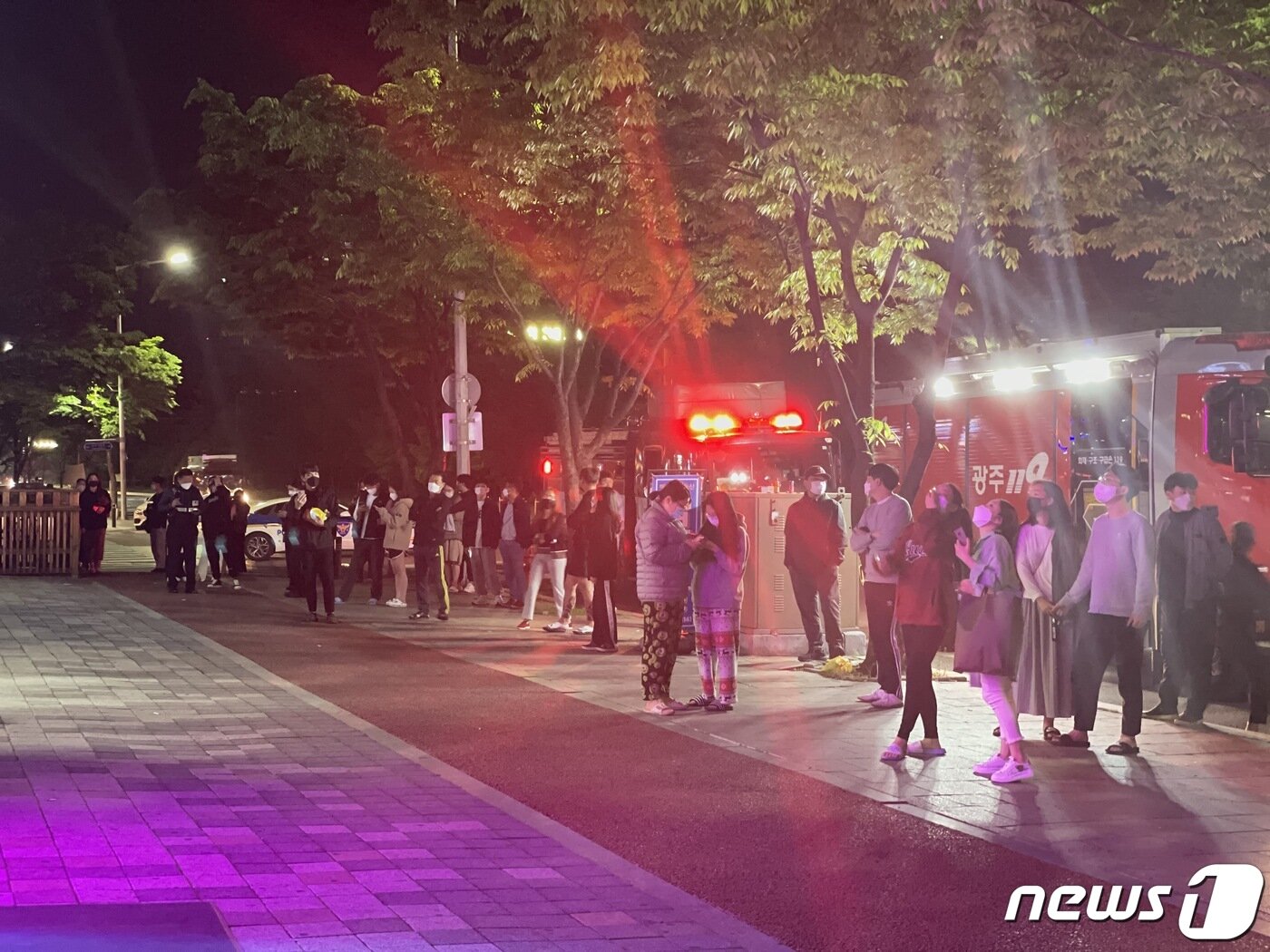 본문 이미지 - 지난 22일 오전 2시10분쯤 광주 서구 치평동 한 오피스텔 3층 객실에서 화재가 발생해 입주민들이 대피하고 있다. 2021.4.24/뉴스1