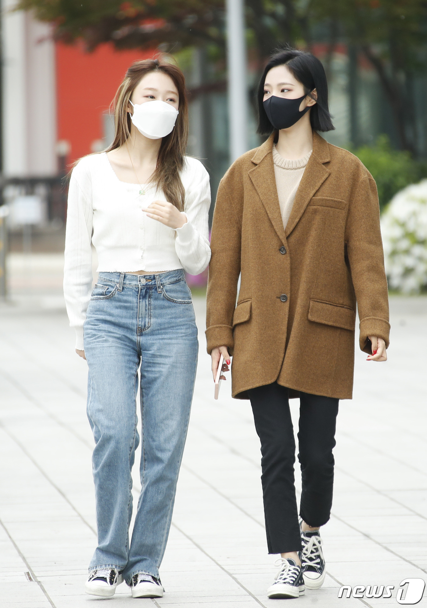 (서울=뉴스1) 권현진 기자 = 우주소녀(WJSN) 쪼꼬미의 수빈(왼쪽), 여름이 22일 오전 서울 양천구 목동SBS에서 열린 라디오 ‘김영철의 파워FM(철파엠)’ 방송을 마치고 …