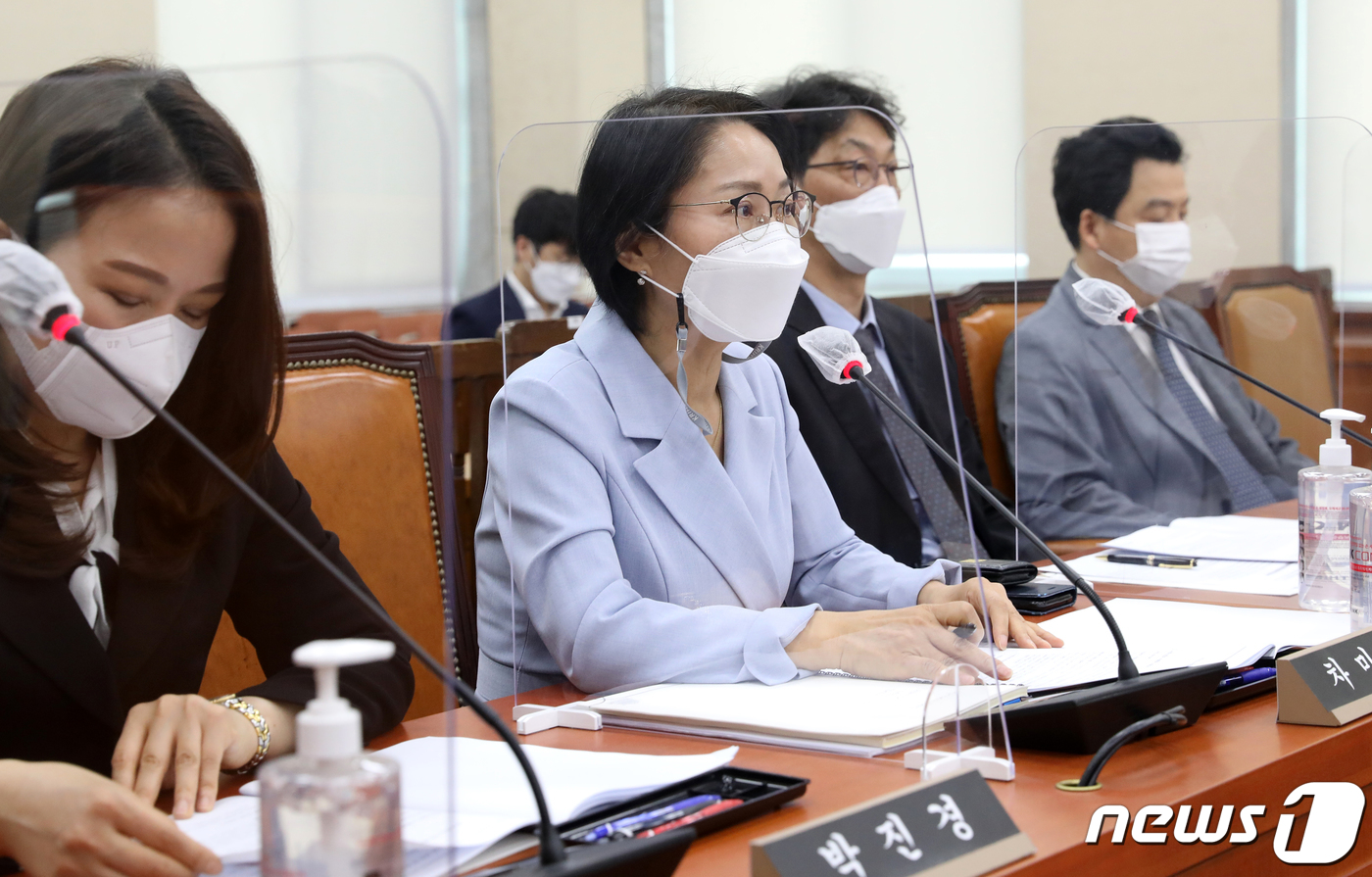 (서울=뉴스1) 오대일 기자 = 22일 오전 서울 여의도 국회 행정안전위원회에서 열린 인구 및 지방소멸위기 지역 지원을 위한 입법공청회에서 차미숙 국토연구원 선임연구위원이 발제하고 …