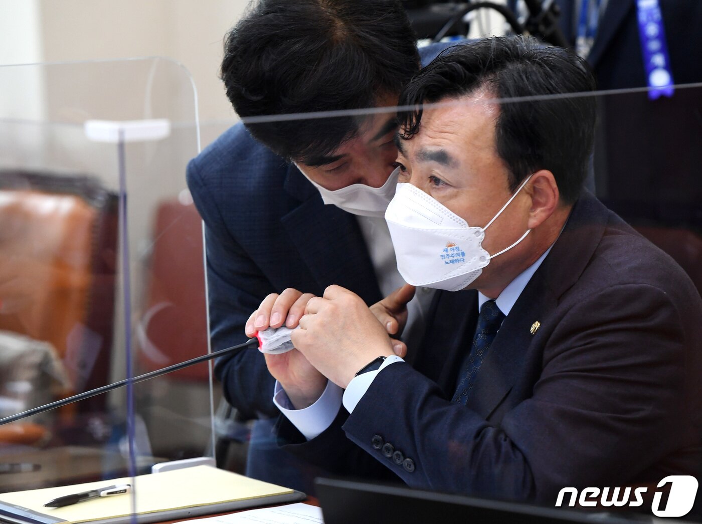 본문 이미지 - 윤관석 정무위원장과 김병욱 더불어민주당 간사가 22일 오전 서울 여의도 국회에서 열린 제386회 국회(임시회) 제1차 정무위원회 전체회의에서 대화하고 있다. 뉴스1 ⓒ News1 구윤성 기자