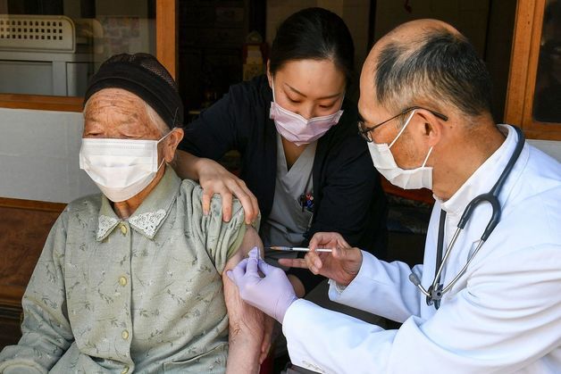"병원에서 죽긴 싫어"…일본서 자택·요양시설 사망 증가