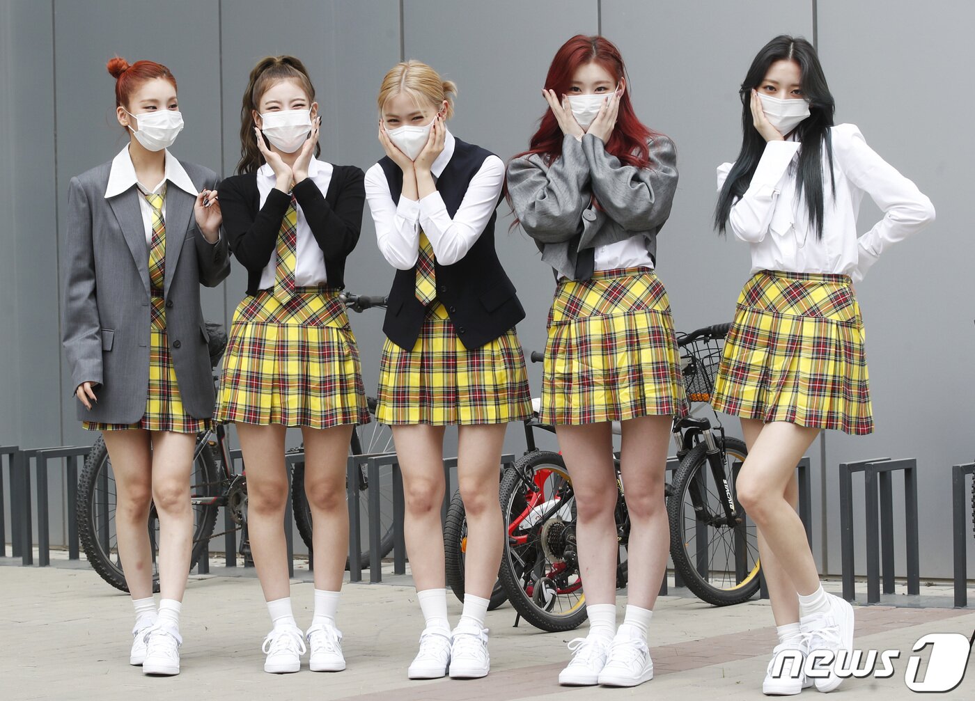 본문 이미지 - 있지(ITZY) 예지(왼쪽부터), 리아, 류진, 채령, 유나가 22일 오후 경기도 고양시 일산 JTBC에서 열린 JTBC 예능프로그램 '아는 형님' 녹화에 참석해 꽃받침 포즈를 취하고 있다. 2021.4.22/뉴스1 ⓒ News1 권현진 기자