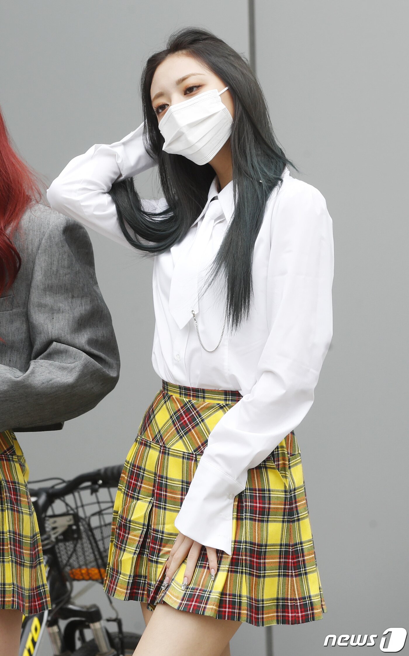 본문 이미지 - 있지(ITZY) 유나가 22일 오후 경기도 고양시 일산 JTBC에서 열린 JTBC 예능프로그램 '아는 형님' 녹화에 참석해 머리카락을 쓸어 올리고 있다. 2021.4.22/뉴스1 ⓒ News1 권현진 기자