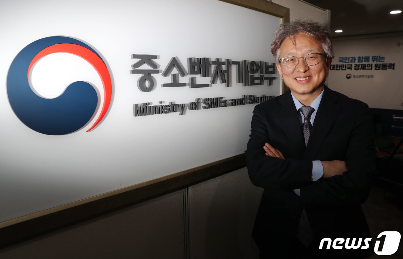 본문 이미지 - 권칠승 중소벤처기업부 장관이 22일 서울 영등포구 중기부 서울영상회의실에서 뉴스1과 인터뷰 직전 포즈를 취하고 있다. 2021.4.22/뉴스1 ⓒ News1 이동해 기자