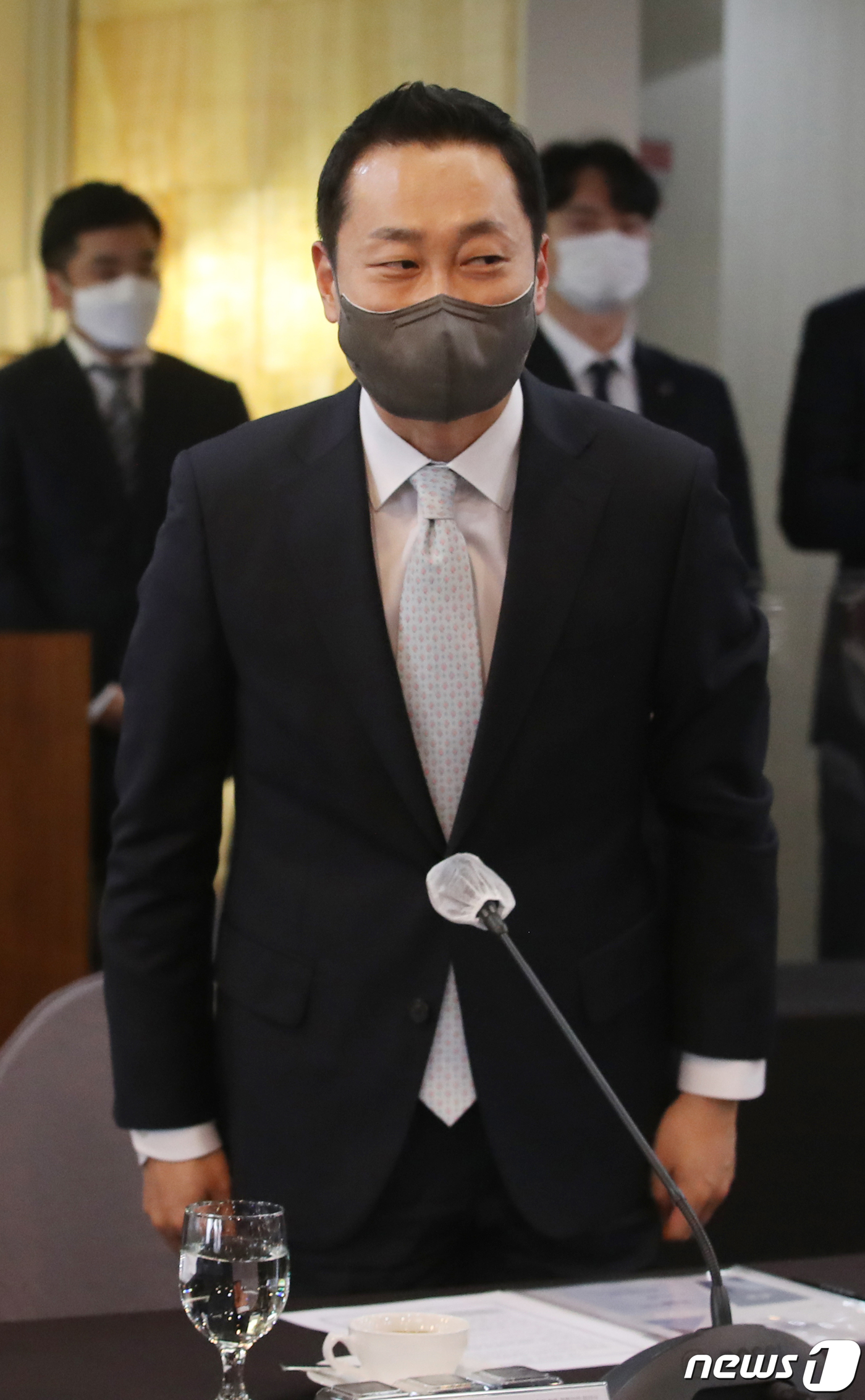 (서울=뉴스1) 송원영 기자 = 전항일 이베이코리아 대표이사가 22일 오후 서울 중구 프레스센터에서 열린 '오픈마켓 사업자와의 자율 제품안전 협약식'에서 인사를 하고 있다. 202 …