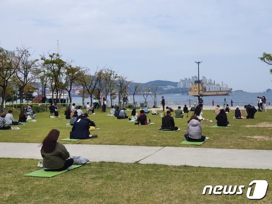 국립해양박물관 앞 정원에서 '海(해)멍海(해)몽 행사 참가자들이 앉아 바다를 보며 명상을 하고 있다.2021.4.21 /© 뉴스1 손연우 기자