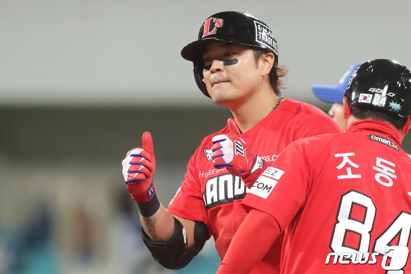 본문 이미지 - 22일 오후 대구 삼성라이온즈파크에서 열린 '2021 프로야구 신한은행 SOL KBO리그' 삼성 라이온즈와 SSG 랜더스의 경기, 8회초 무사 만루 상황 2번타자 추신수가 우익수 방면 2타점 적시타를 때린 뒤 1루에서 엄지를 치켜세우고 있다. 2021.4.22/뉴스1 ⓒ News1 공정식 기자