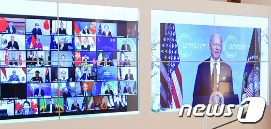 조 바이든 미국 대통령 발언 듣는 각국 정상들
