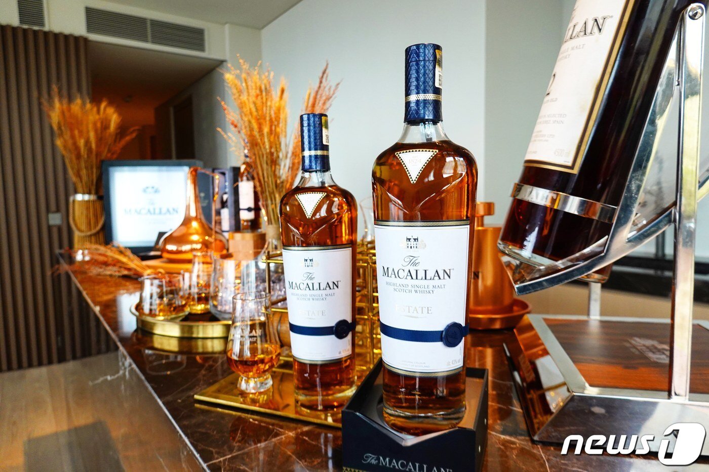 본문 이미지 - 23일 국내 정시 출시하면서 체험행사가 열린 서울 강남구 신사동 안다즈 서울 강남호텔에 비치된 프리미엄 싱글몰트 위스키 맥캘란 에스테이트 ⓒ 뉴스1 황덕현 기자