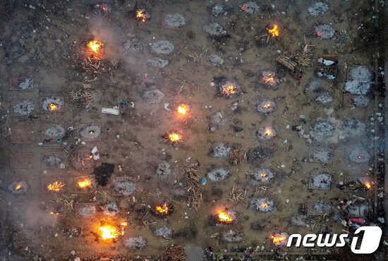 본문 이미지 - 해질녘 상공에서 원경으로 본 뉴델리 화장터. ⓒ 로이터=뉴스1