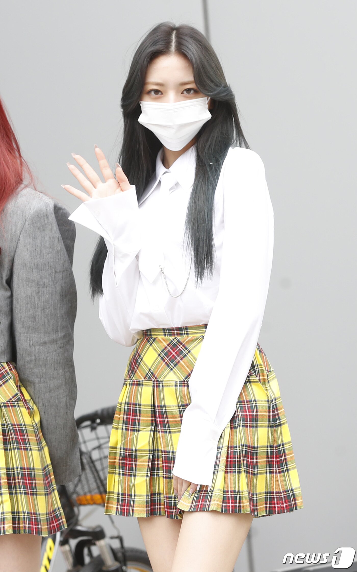 본문 이미지 - 있지(ITZY) 유나가 22일 오후 경기도 고양시 일산 JTBC에서 열린 JTBC 예능프로그램 '아는 형님' 녹화에 참석해 사랑스러운 손 인사를 하고 있다. 2021.4.22/뉴스1 ⓒ News1 권현진 기자