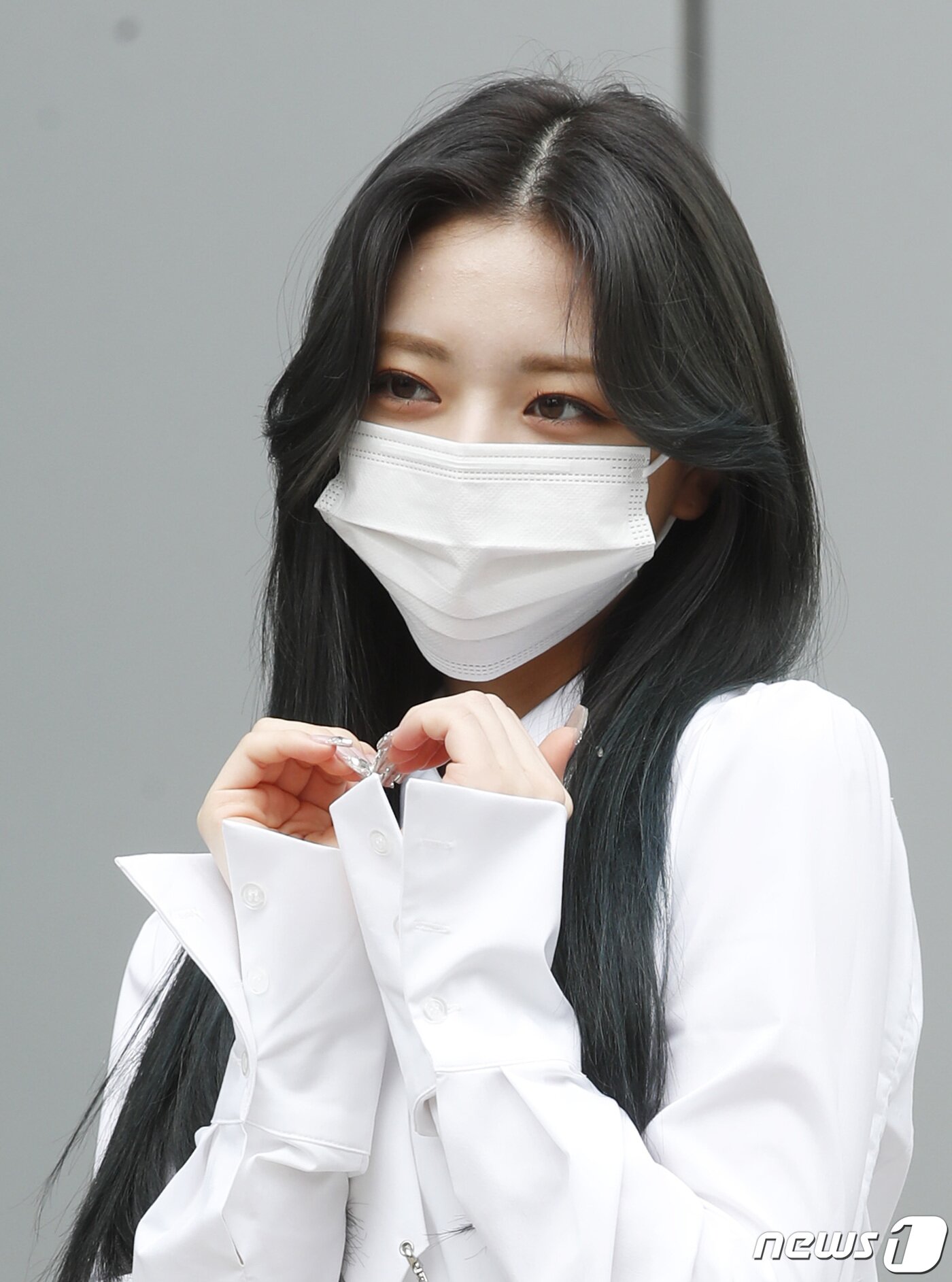 본문 이미지 - 있지(ITZY) 유나가 22일 오후 경기도 고양시 일산 JTBC에서 열린 JTBC 예능프로그램 '아는 형님' 녹화에 참석해 하트를 그리고 있다. 2021.4.22/뉴스1 ⓒ News1 권현진 기자