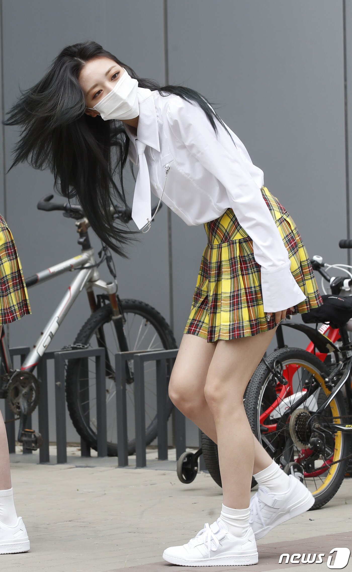 본문 이미지 - 있지(ITZY) 유나가 22일 오후 경기도 고양시 일산 JTBC에서 열린 JTBC 예능프로그램 '아는 형님' 녹화에 참석하며 향기로운 미소와 함께 인사를 전하고 있다. 2021.4.22/뉴스1 ⓒ News1 권현진 기자