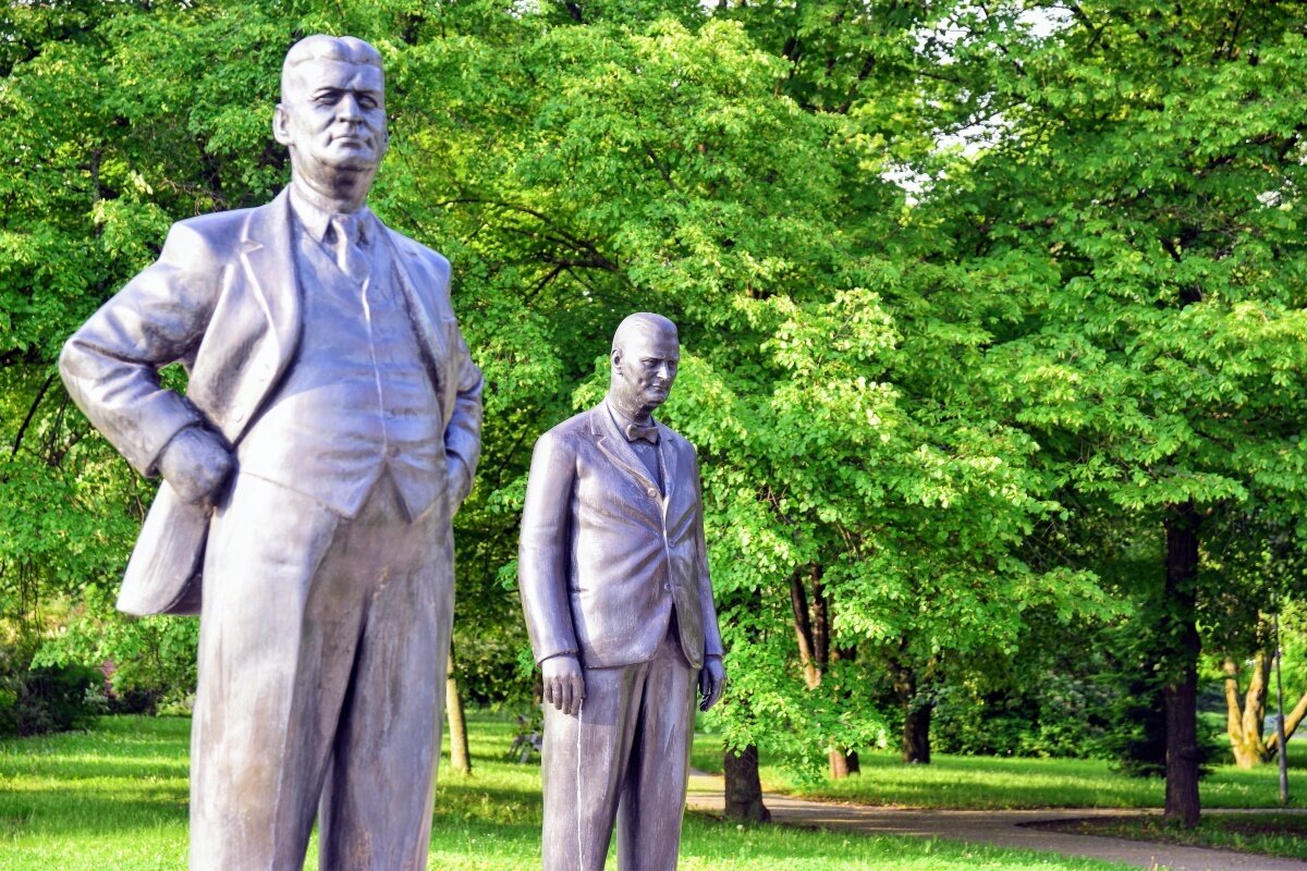 본문 이미지 - 즐린에 있는 토마시 바짜 동상