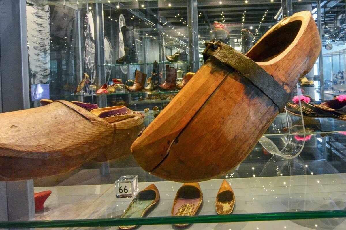 본문 이미지 - 나무로 만든 바타의 신발