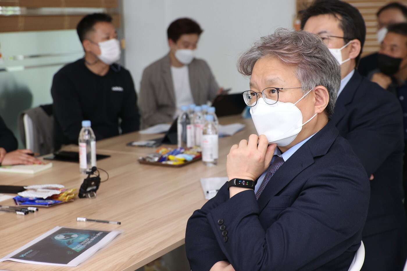 본문 이미지 - 권칠승 중소벤처기업부 장관이 지난달 23일 서울 강남구에 위치한 가상융합기술 분야 혁신기업 '㈜맥스트'를 방문해 기업 관계자로부터 업체 소개를 듣고 있다. (중기부 제공)