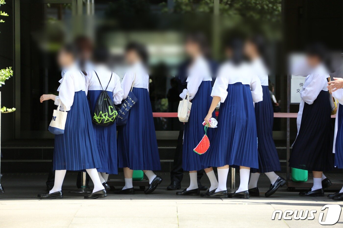 본문 이미지 - 조선학교 여학생의 교복인 치마저고리. 납치문제에 따른 여파로 조선학교에 대한 폭력이 심화되자 2000년대 후반 제2교복으로 대체되었다. (2004년)ⓒ 뉴스1