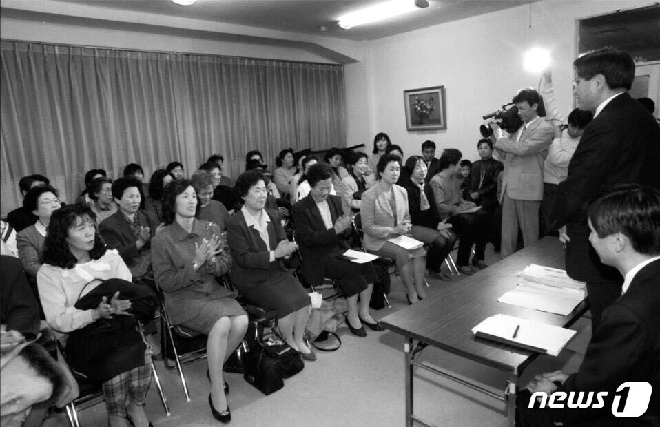 본문 이미지 - 90년대 정기통학권 차별 철폐 운동을 펼친 어머니들이 승리를 얻어내는 순간.ⓒ 뉴스1