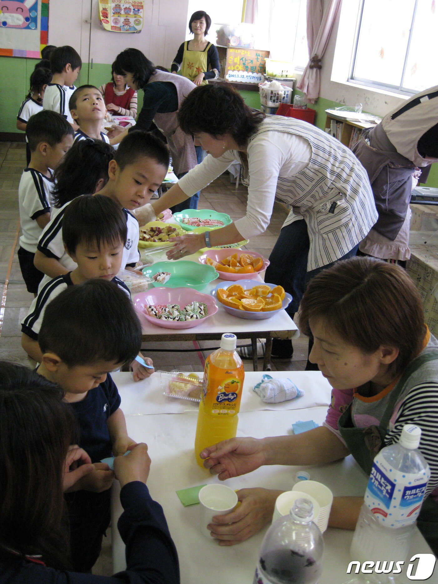 본문 이미지 - 오사카의 어느 조선학교 유치반의 어머니회 급식의 날. (2004년)ⓒ 뉴스1