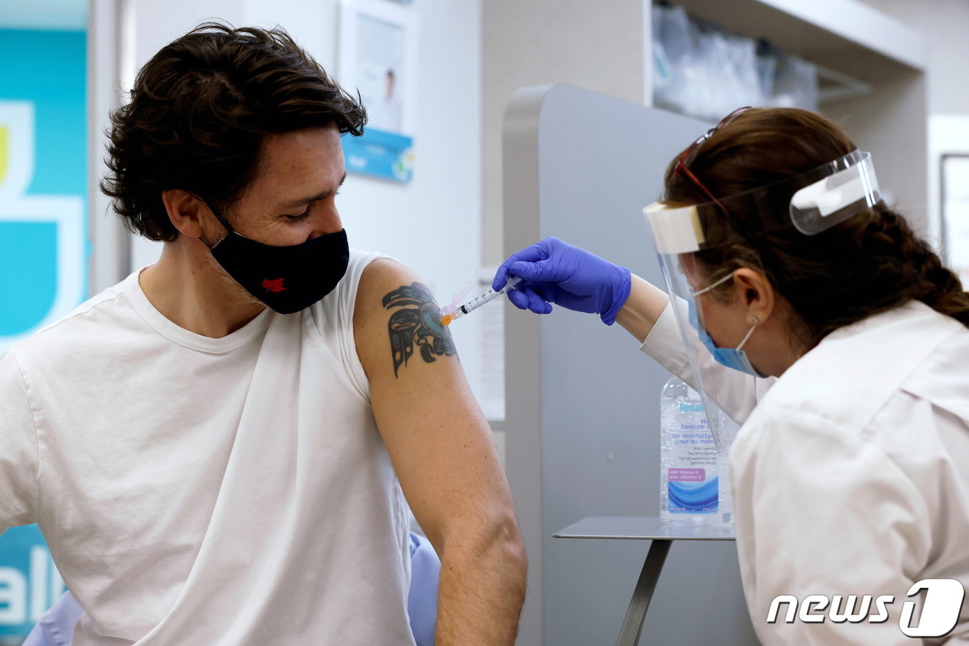 본문 이미지 - 저스틴 트뤼도 캐나다 총리가 지난해 4월 코로나19 백신을 접종하던 모습. ⓒ 로이터=뉴스1