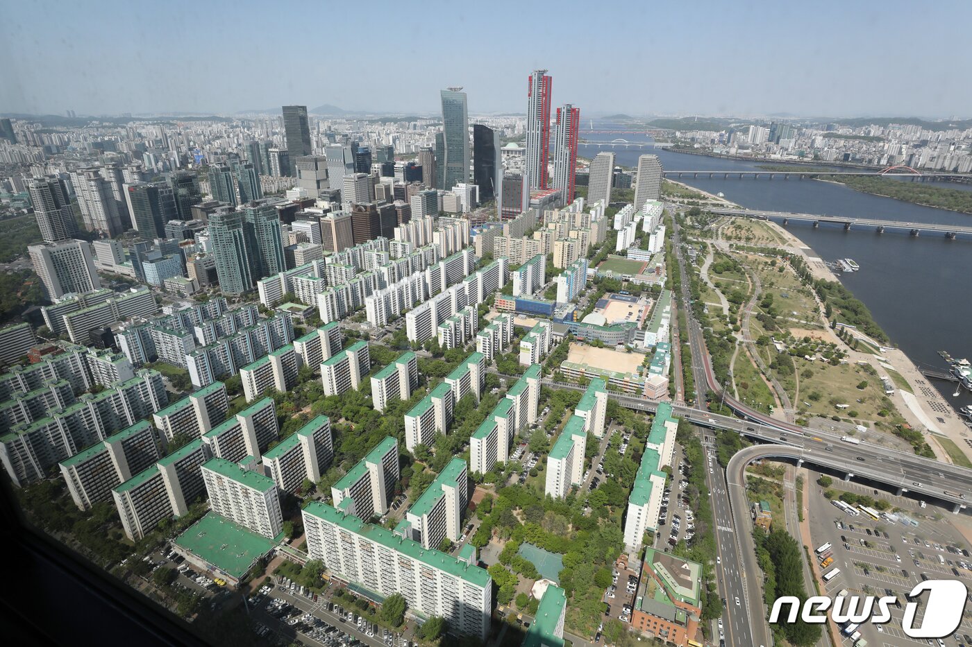 본문 이미지 - 서울 영등포구 여의도 63아트에서 내려다 본 여의도 아파트지구. 2021.4.25/뉴스1 ⓒ News1 황기선 기자