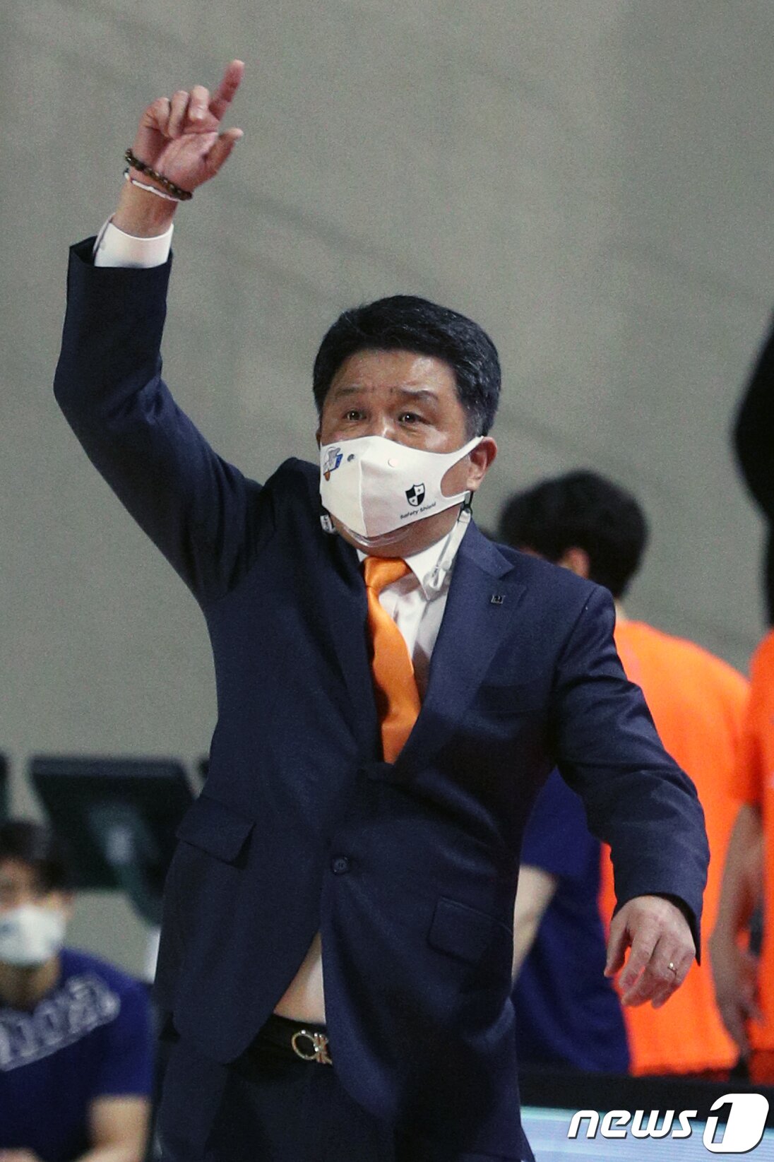 본문 이미지 - 25일 오후 인천 부평구 삼산월드체육관에서 열린 프로농구 '2020-2021 현대모비스 KBL'4강 플레이오프 3차전 인천 전자랜드와 전주 KCC의 경기에서 전자랜드 유도훈 감독이 경기를 지켜보고 있다. 2021.4.25/뉴스1 ⓒ News1 황기선 기자