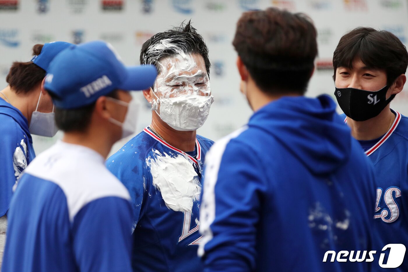 본문 이미지 - 25일 오후 광주 북구 광주-기아챔피언스필드에서 열린 '2021 프로야구 신한은행 SOL KBO리그' 삼성 라이온즈와 KIA 타이거즈의 경기에서 삼성 오승환이 KBO 통산 300세이브를 달성, 동료선수들에게 생크림 세례를 받은 뒤 미소를 보이고 있다. ⓒ News1 황희규 기자