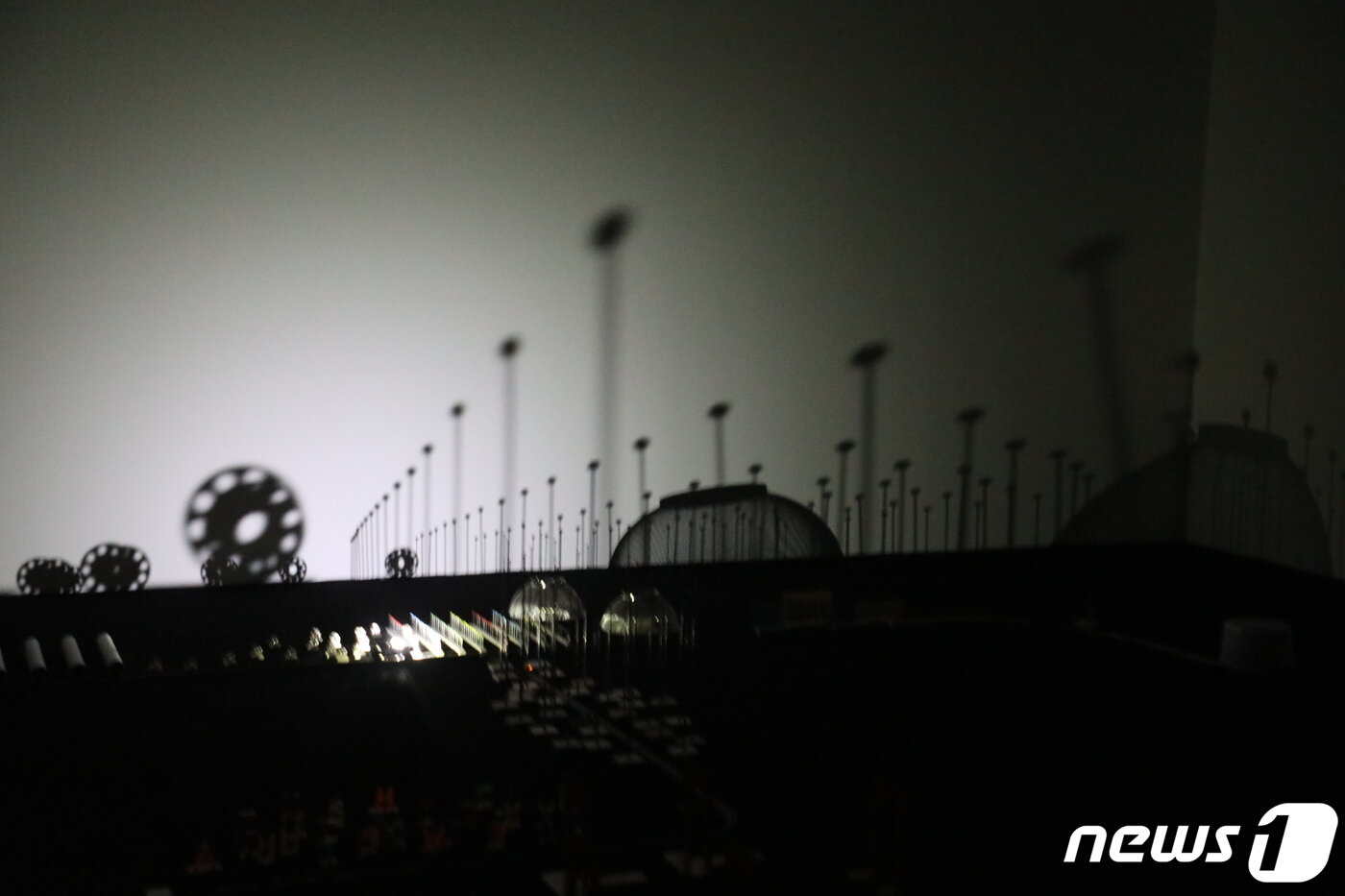 본문 이미지 - 24일 제주도 서귀포 안덕면에 ‘포도뮤지엄(PODO Museum)’이 개관했다. 개관전으로 초청받은 재단법인 T&C의 아포브(APoV) 전시 ‘너와 내가 만든 세상’은 내년 3월까지 일 년간 진행한다. 이번 전시에는 한·중·일 작가 강애란, 권용주, 성립, 이용백, 최수진, 쿠와쿠보 로탸, 장샤오강, 진기종 등 8명이 참여했다.2021.4.26/뉴스1ⓒ 뉴스1 홍수영 기자