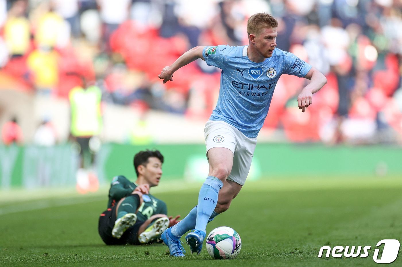 (런던 AFP=뉴스1) 우동명 기자 = 손흥민이 25일(현지시간) 런던의 웸블리 스타디움에서 열린 EFL 카라바오컵 결승전 맨시티와 경기서 상대 선수 케빈 더 브라위너와 볼 경합 …