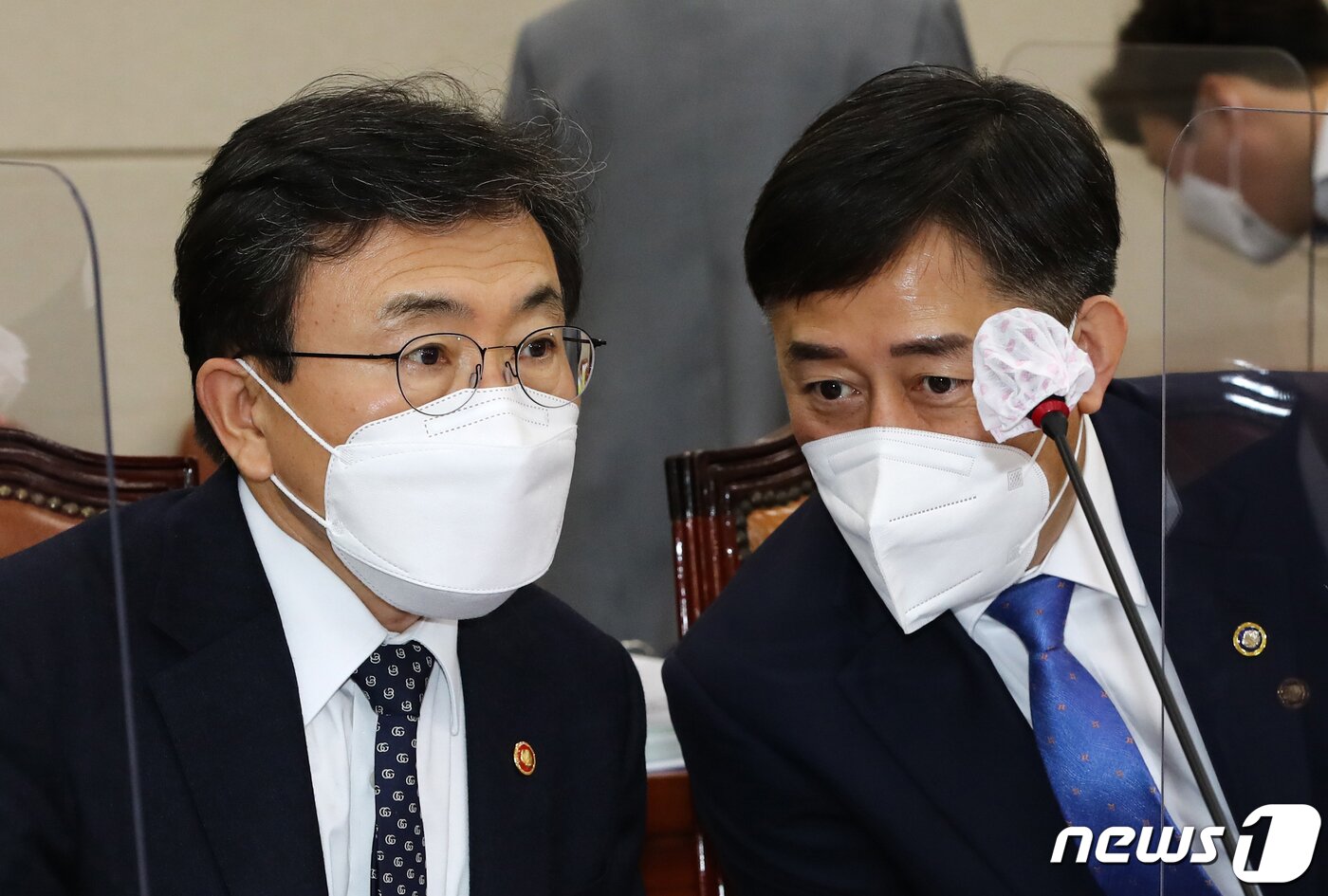 본문 이미지 - 권덕철 보건복지부 장관(왼쪽)이 26일 국회에서 열린 보건복지위원회 전체회의에서 양성일 보건복지부 제1차관과 대화하고 있다. 2021.4.26/뉴스1 ⓒ News1 오대일 기자