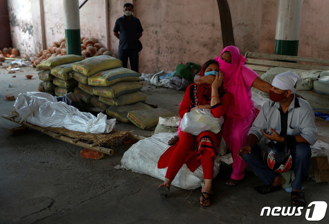 본문 이미지 - 시신 옆에서 오열하고 있는 유가족들. ⓒ 로이터=뉴스1 ⓒ News1 박형기 기자
