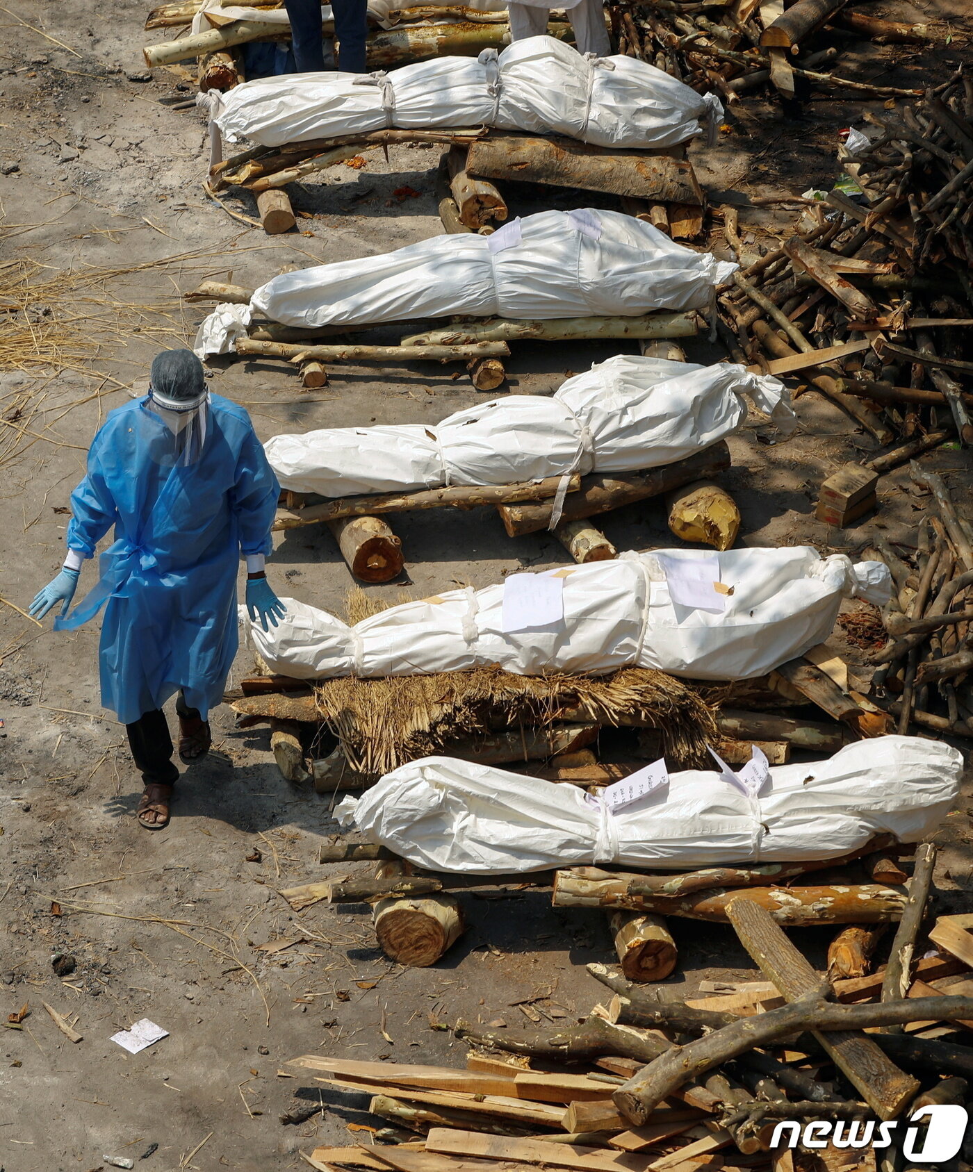 본문 이미지 - 화장을 대기하고 있는 시신들이 즐비하다. ⓒ 로이터=뉴스원news1 박형기 기자