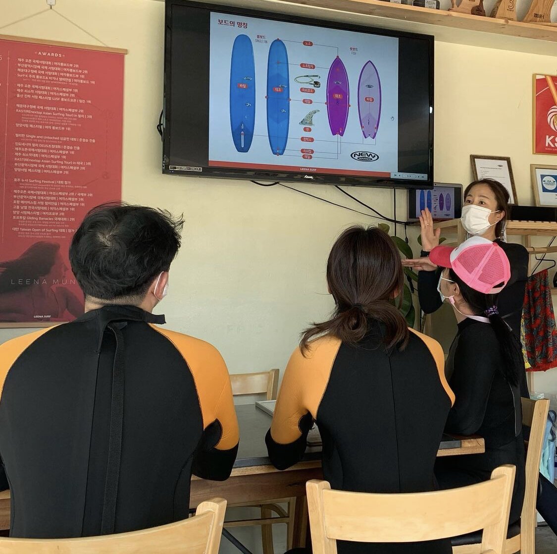 본문 이미지 - 지난 26일 자신의 서핑숍에서 강습생에게 이론 교육 중인 문리나씨. (사진제공=문리나씨)ⓒ 뉴스1