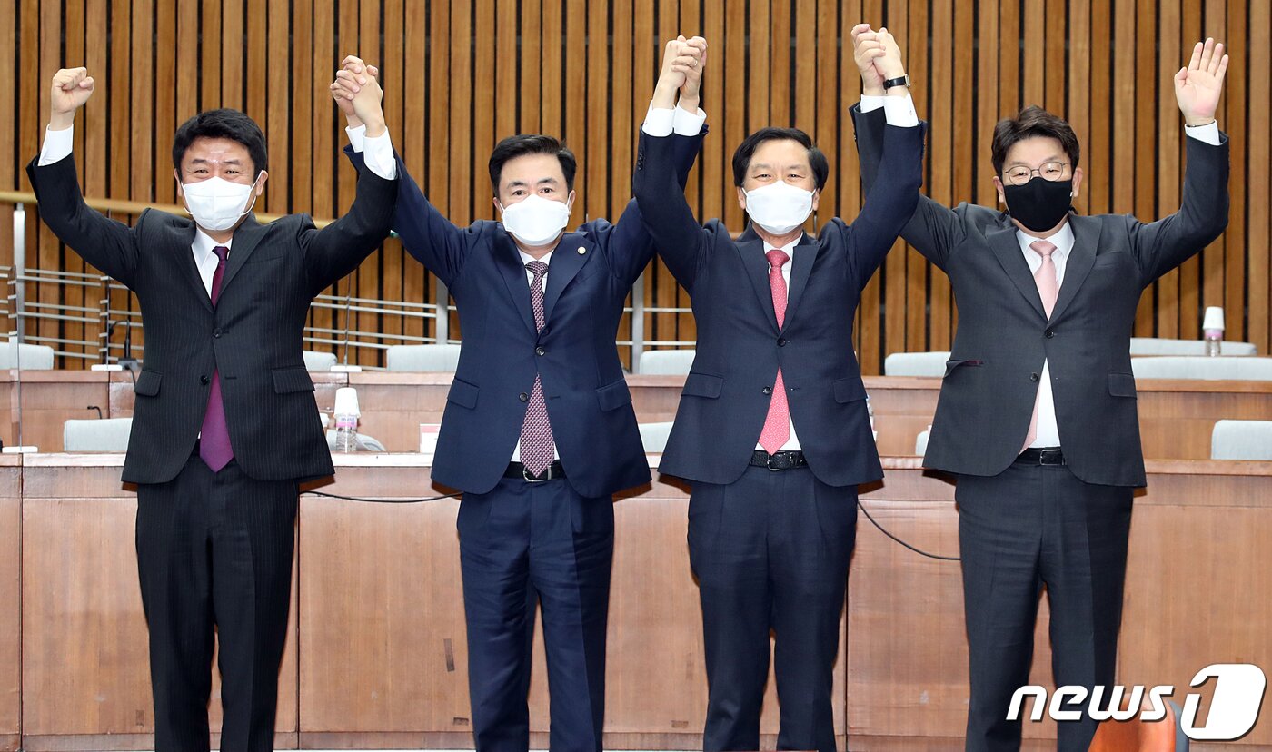 본문 이미지 - 국민의힘 원내대표 경선에 나선 유의동(왼쪽부터), 김태흠, 김기현, 권성동 의원이 27일 오전 서울 여의도 국회에서 열린 '국민의힘 원내대표 후보자-재선의원 간담회'에 참석해 기념촬영을 하고 있다. 2021.4.27/뉴스1 ⓒ News1 오대일 기자