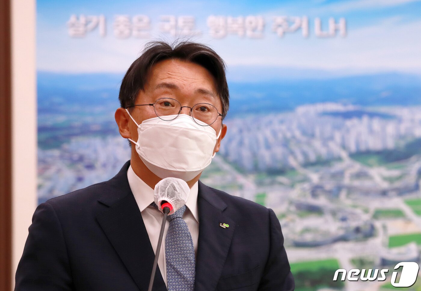 본문 이미지 - 김현준 신임 한국토지주택공사(LH) 사장이 27일 오전 서울 여의도 국회에서 열린 제386회 국회(임시회) 국토교통위 전체회의에서 인사말을 하고 있다. 2021.4.27/뉴스1 ⓒ News1 구윤성 기자