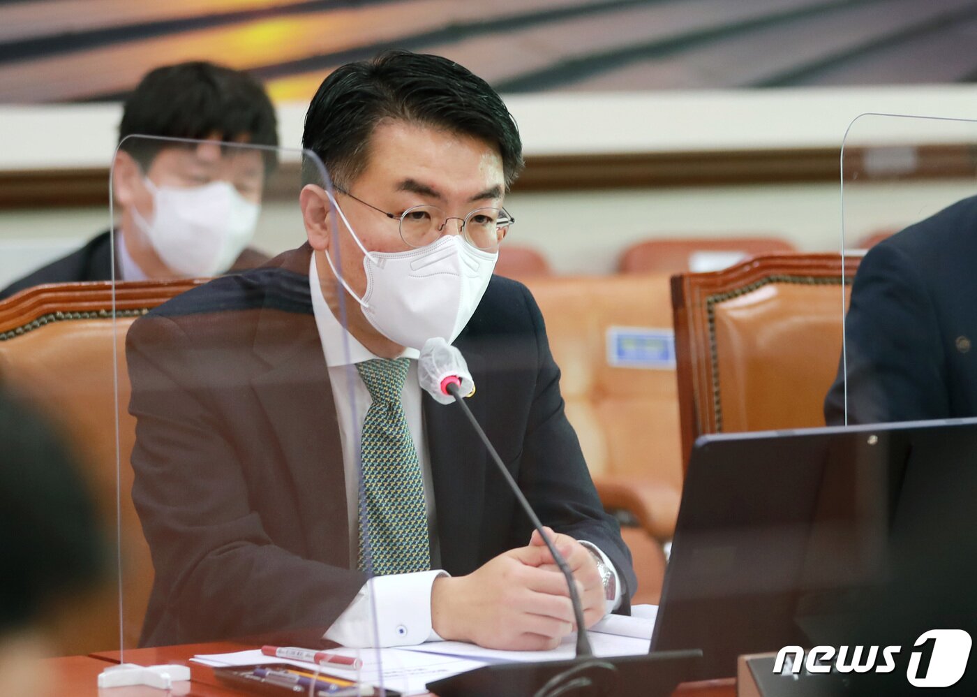 본문 이미지 - 윤성원 국토교통부 1차관이 사장이 27일 오전 서울 여의도 국회에서 열린 제386회 국회(임시회) 국토교통위 전체회의에서 의원들의 질의에 답하고 있다. 2021.4.27/뉴스1 ⓒ News1 구윤성 기자