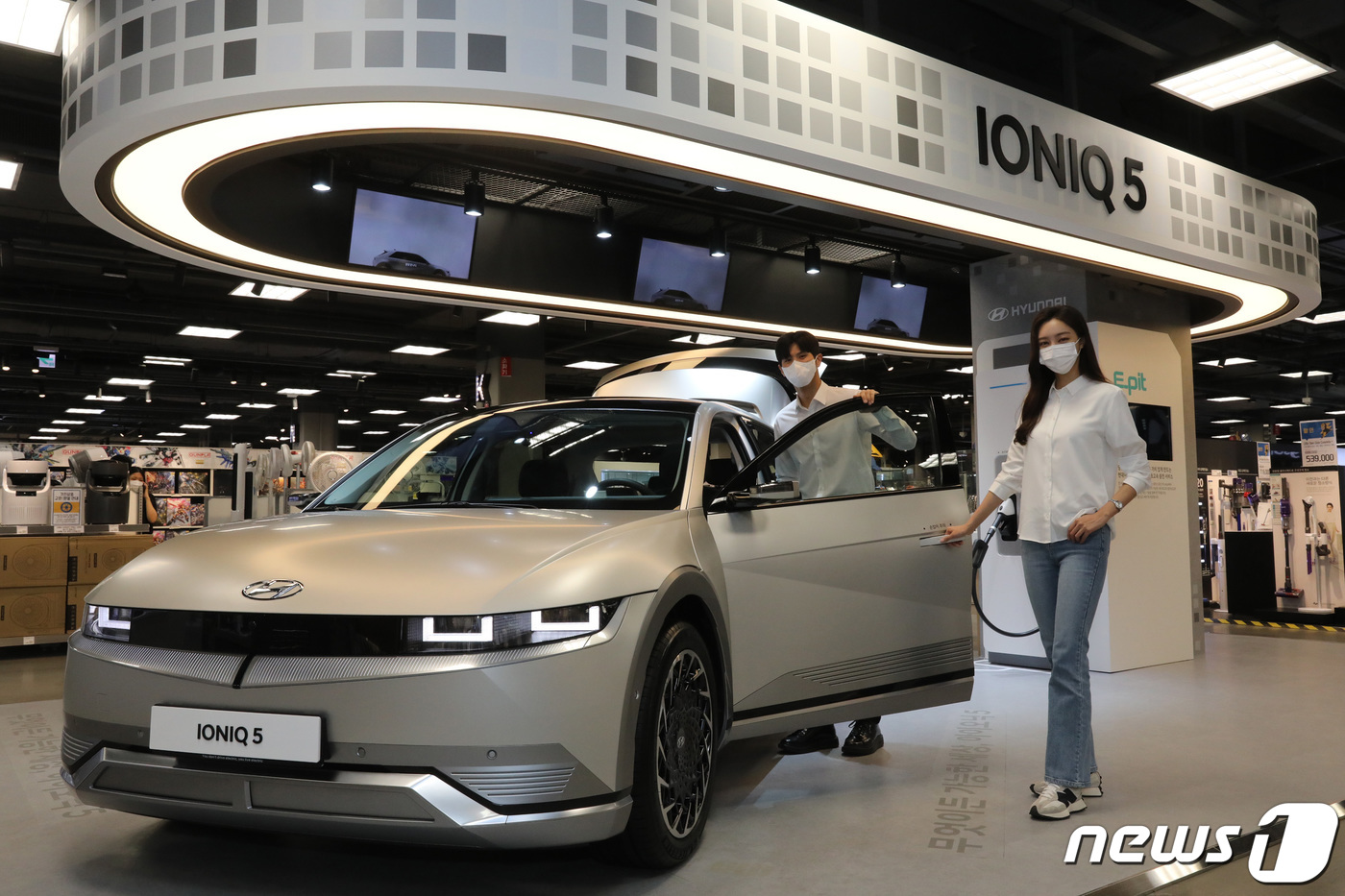 (서울=뉴스1) = 27일 오전 이마트 죽전점 일렉트로마트에서 모델들이 현대자동차의 전기차 '아이오닉5' 팝업 전시장을 소개하고 있다.이마트와 현대자동차는 '남자들의 놀이터'로 불 …