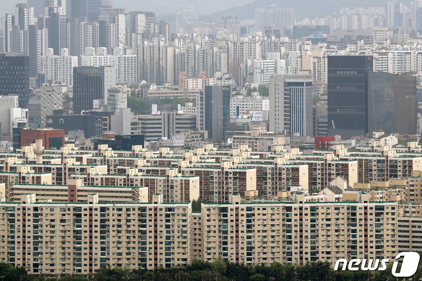 본문 이미지 - 서울 강남구 압구정동 일대 아파트 단지 모습. 2021.4.27/뉴스1 ⓒ News1 민경석 기자
